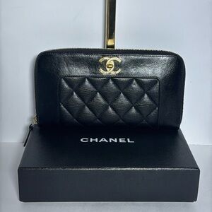 BLACK LEATHER CHANEL ZIPPY WALLET
